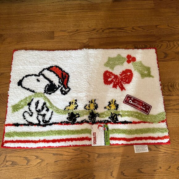 NWT Peanuts Snoopy w/Woodstocks Holly, Bow, HOLIDAY Bath/Kitchen Plush Mat/Rug - Picture 1 of 3